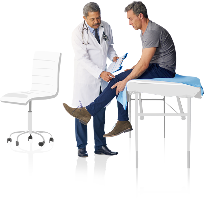 Patient sitzt auf einer Behandlungsliege während er sein Bein streckt und sein Knie von einem Arzt untersucht wird