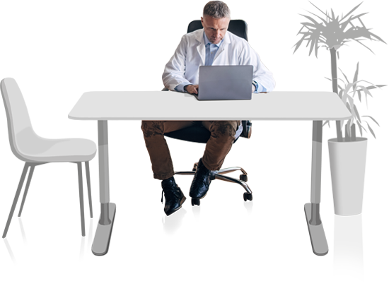 Arzt sitzt mit weißem Kittel hinter einem Schreibtisch und arbeitet an seinem Laptop