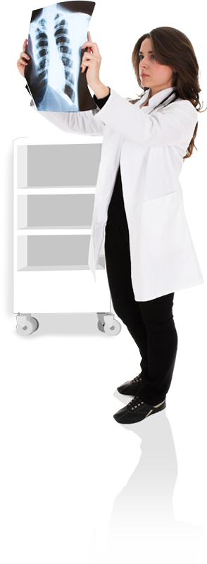 Ärztin mit weißem Kittel hält ein Röntgenbild eines Brustbereiches hoch und betrachtet dies